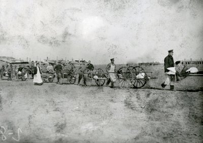 Verwundete transportieren, Russisch-Japanischer Krieg, 1904 von Russian Photographer